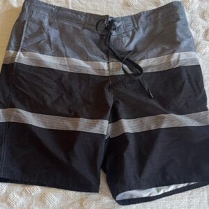 Gerry lined board shorts-SZ XL
WAIST 20”
Inseam 9”
Drawstring
Inside pocket